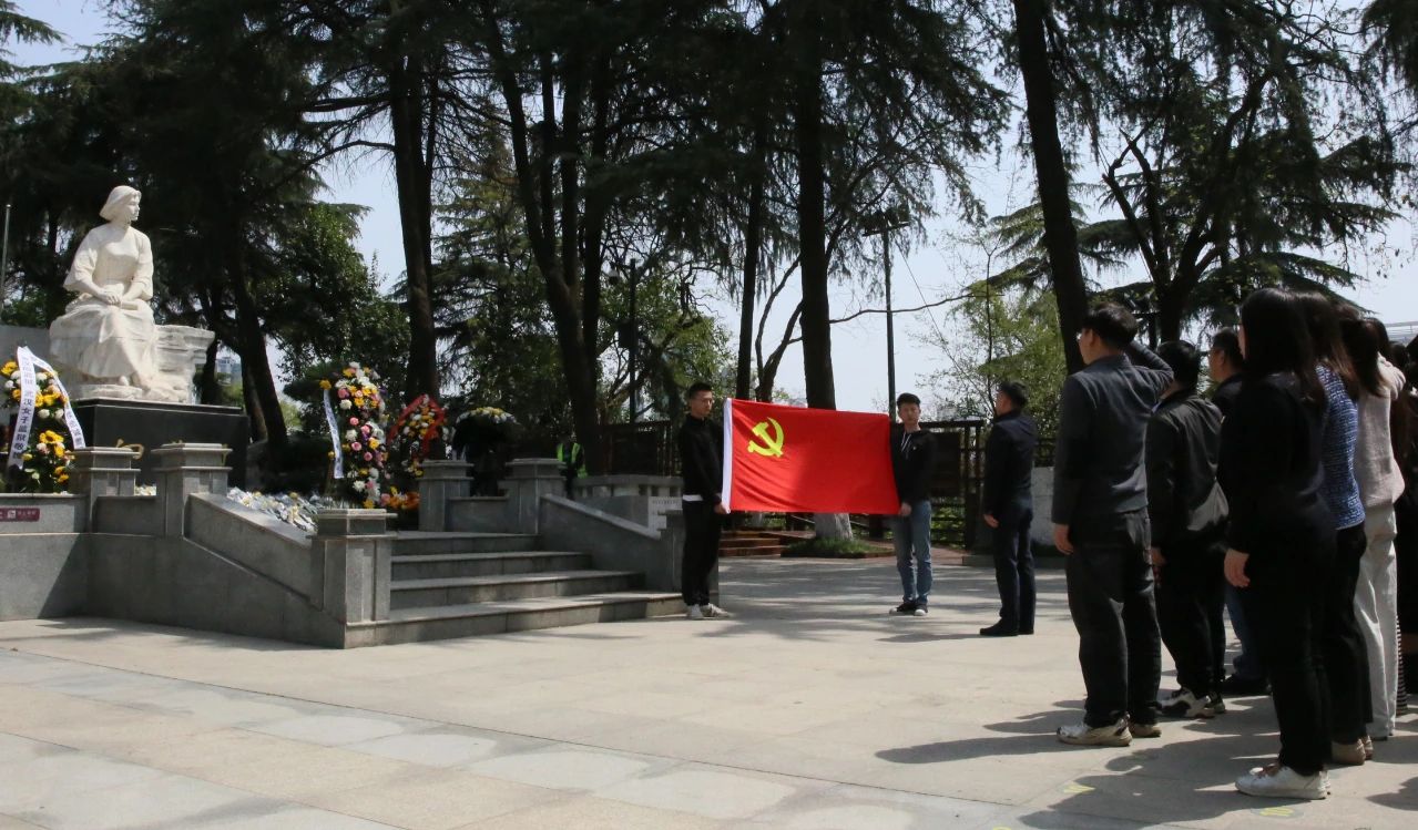 緬懷革命先烈 賡續紅色精神丨人福醫藥集團黨委組織開展清明祭掃主題活動